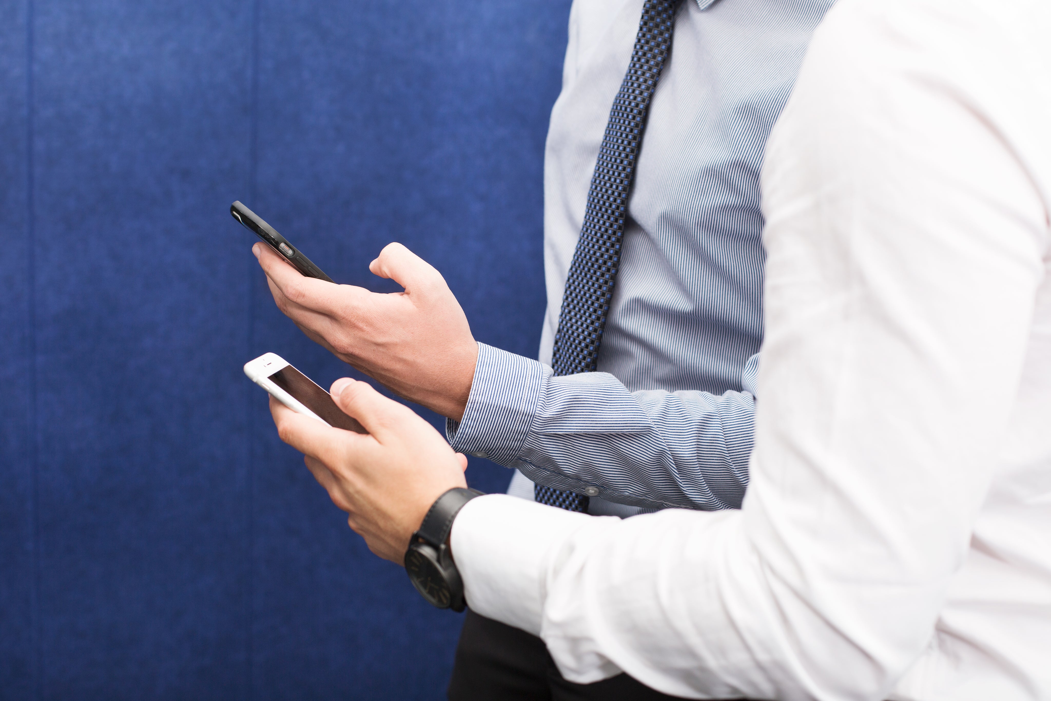 colleagues-using-cell-phones