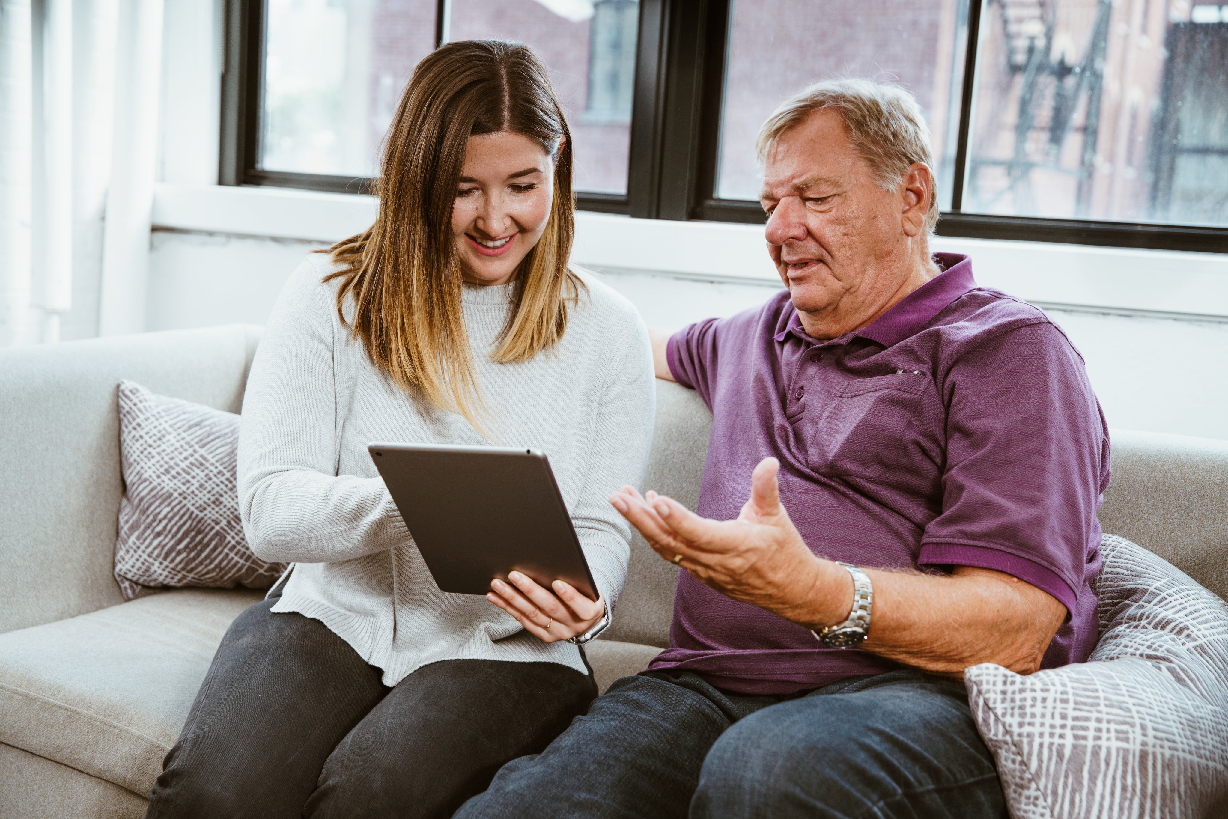 daughter-teaching-technology